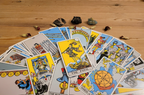 Rider Waite Smith kort spredt i en bue