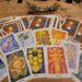 Thoth tarot kort spredt ud på bord