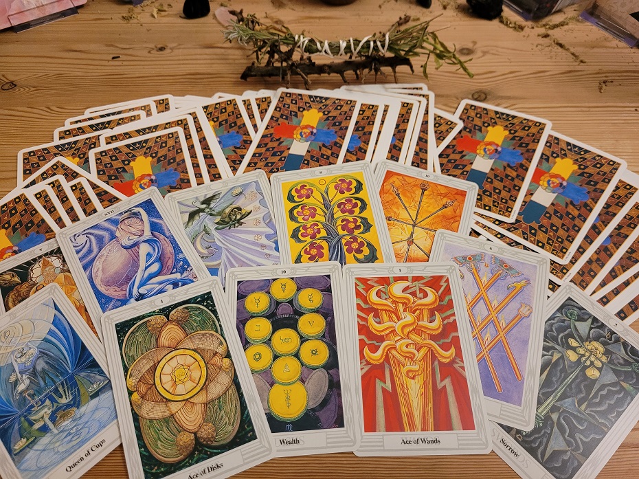 Thoth tarot kort spredt ud på bord