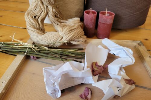 Naturfarvet garn, gemte rosenkviste, papirramme til fremstilling af papir, diy stearinlys