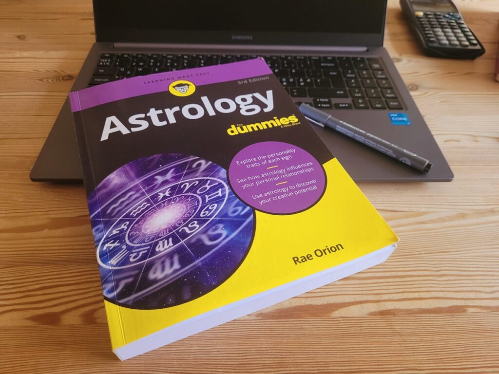 Astrology for Dummies bog liggende ved laptop