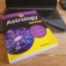 Astrology for Dummies bog liggende ved laptop