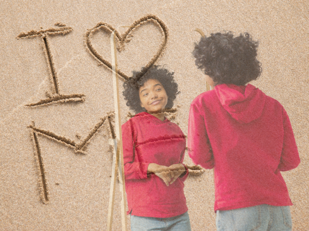 Person ser med kærlighed på sit eget spejlbillede. Teksten I love me er lagt over billedet.