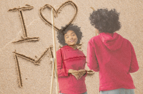 Person ser med kærlighed på sit eget spejlbillede. Teksten I love me er lagt over billedet.